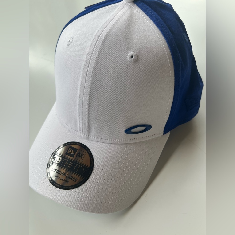 NWT Oakley Blue and White Baseball Cap